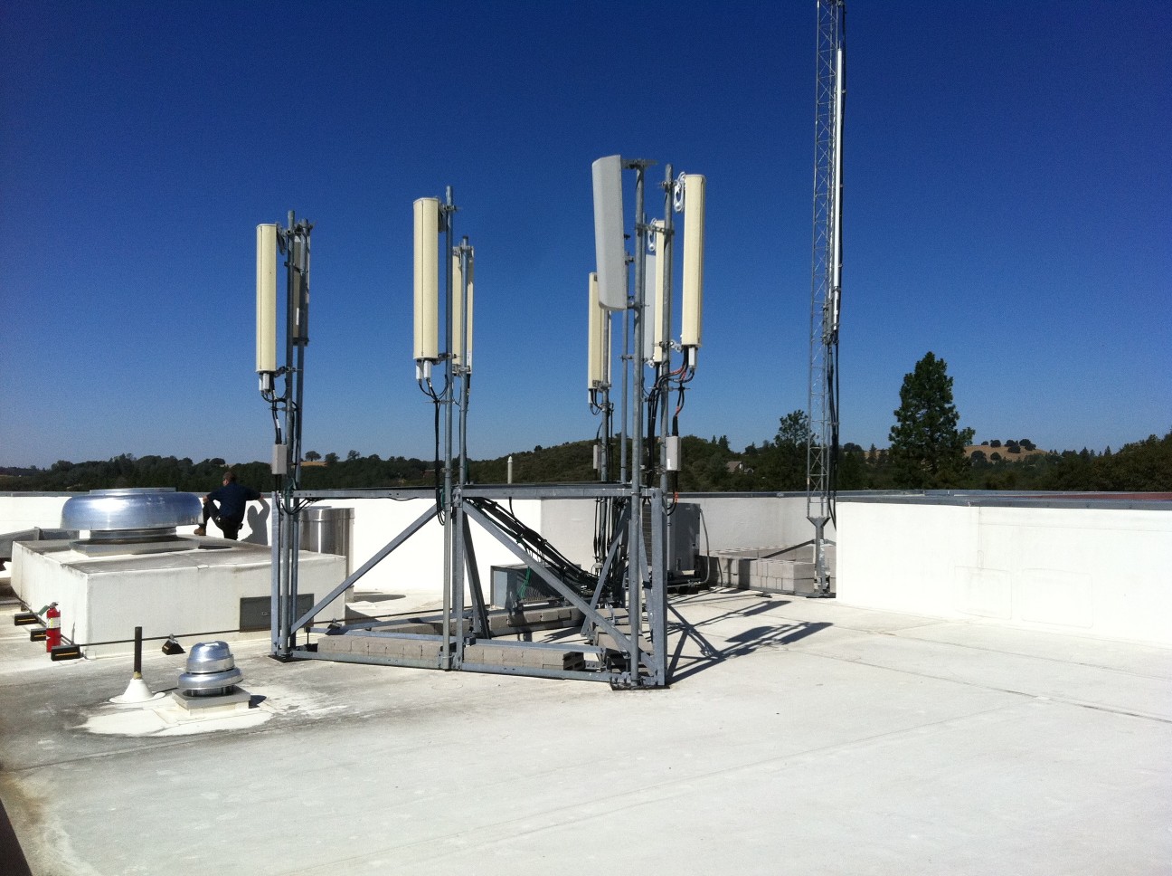 Should I Hire A Consultant for Cell Tower Leasing?